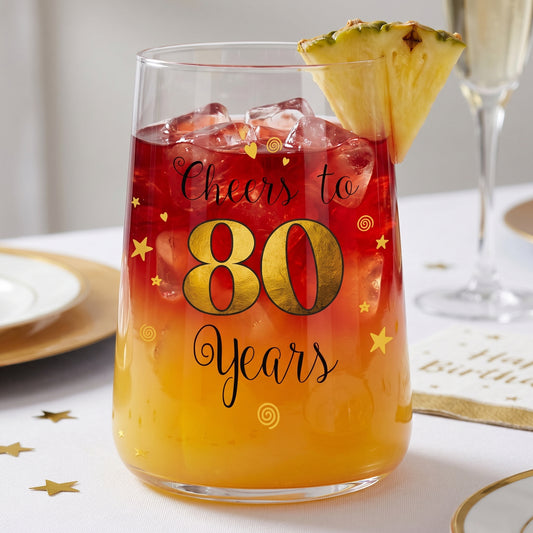 Cocktailglas zum 80. Geburtstag mit Ananasgarnitur und orange-rotem Getränk auf festlicher Geburtstagstafel