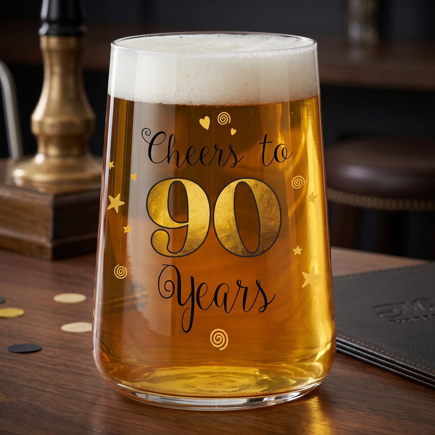 Bierglas zum 90. Geburtstag mit goldfarbener 90, schwarzer Schrift und Schaumkrone