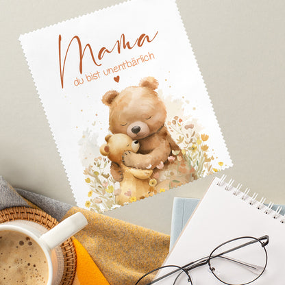 Brillenputztuch für Mama mit Bärenmotiv und Spruch „Mama du bist unentbärlich“ auf Tisch mit Kaffee und Brille