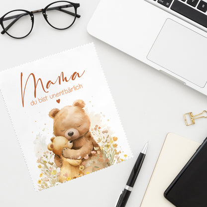Mikrofasertuch mit Mama Motiv und Bären Illustration neben Laptop, Brille und Notizbuch