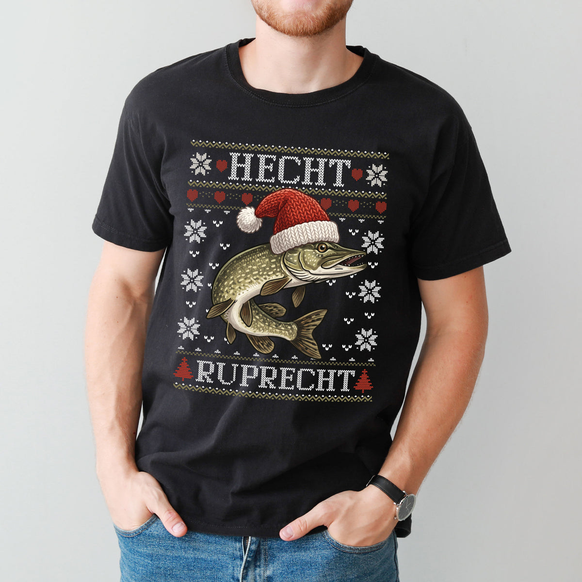 Mann trägt schwarzes Hecht Ruprecht T-Shirt als Weihnachtsgeschenk für Angler