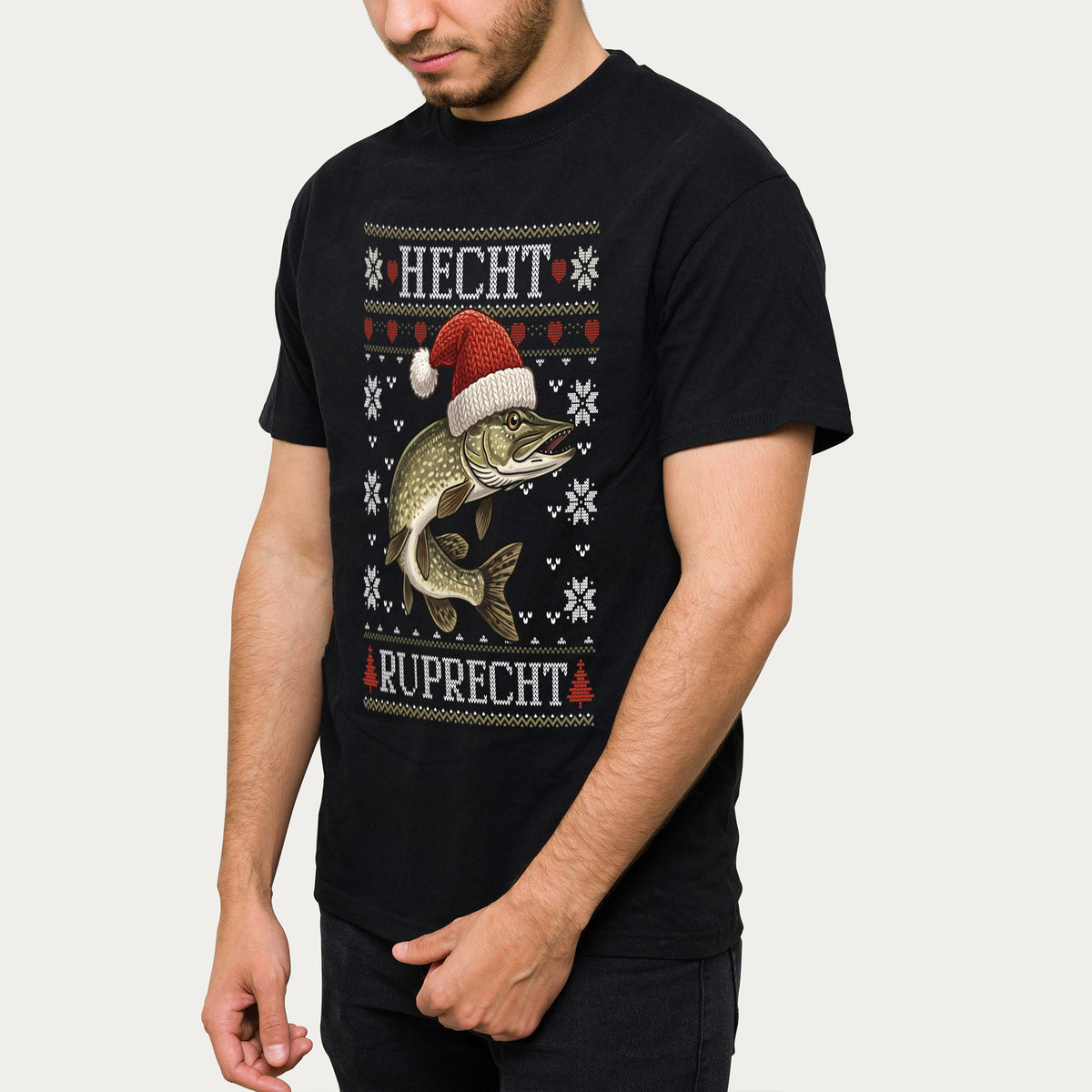 Schwarzes Angler T-Shirt mit Hecht Ruprecht Motiv im Ugly Christmas Look seitlich getragen
