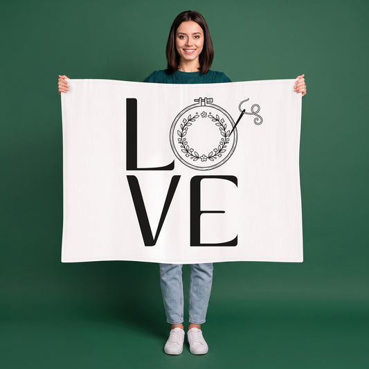 Kuscheldecke 'LOVE' mit Stickrahmen Motiv | Kleine Decke als Geschenk für Frauen & Stickfans