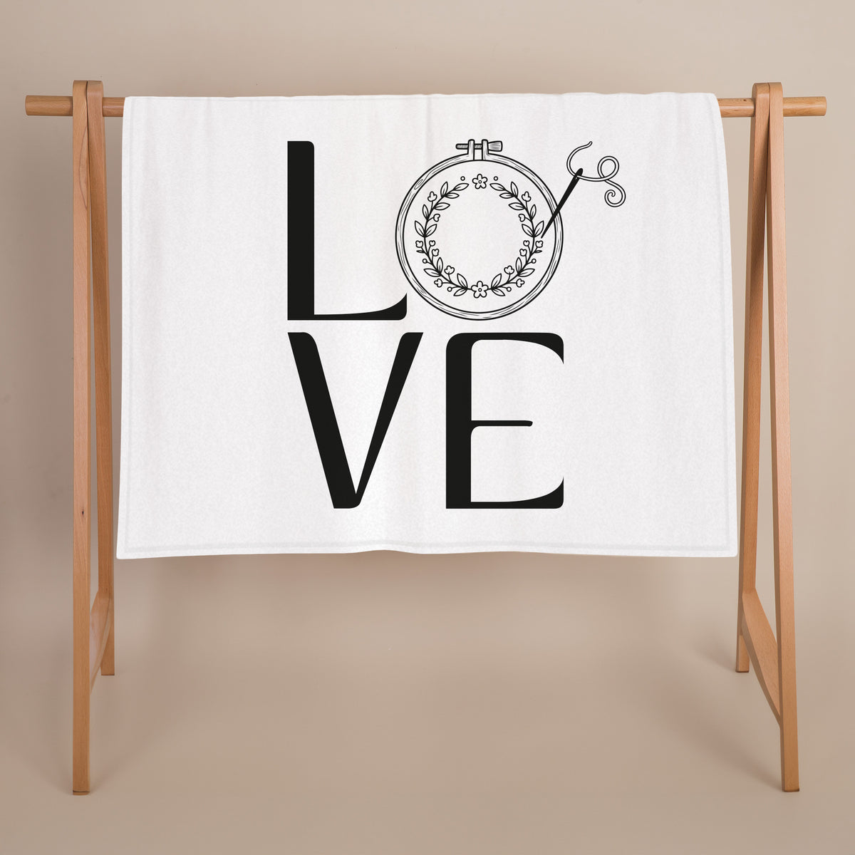 Kuscheldecke 'LOVE' mit Stickrahmen Motiv | Kleine Decke als Geschenk für Frauen & Stickfans