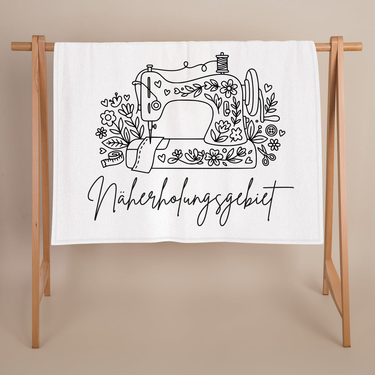 Kleine Kuscheldecke 120 x 100 cm mit Näherholungsgebiet Motiv dekorativ aufgehängt