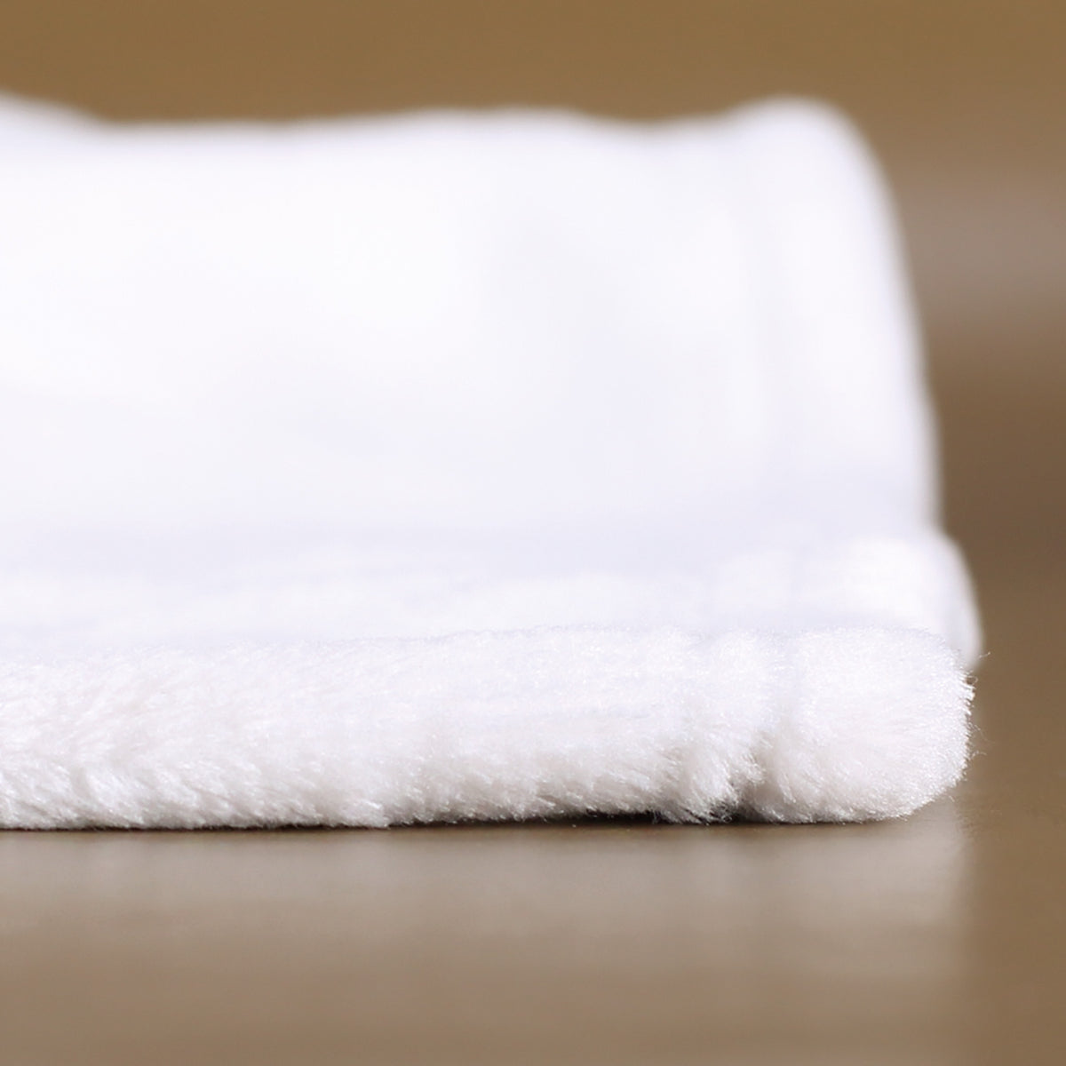 Nahaufnahme der weichen Oberfläche und Stärke der Kuscheldecke
