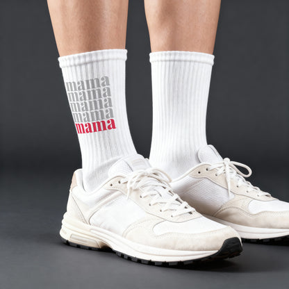 Weiße Tennissocken mit Mama Motiv kombiniert mit Sneakern, modernes Muttertagsgeschenk