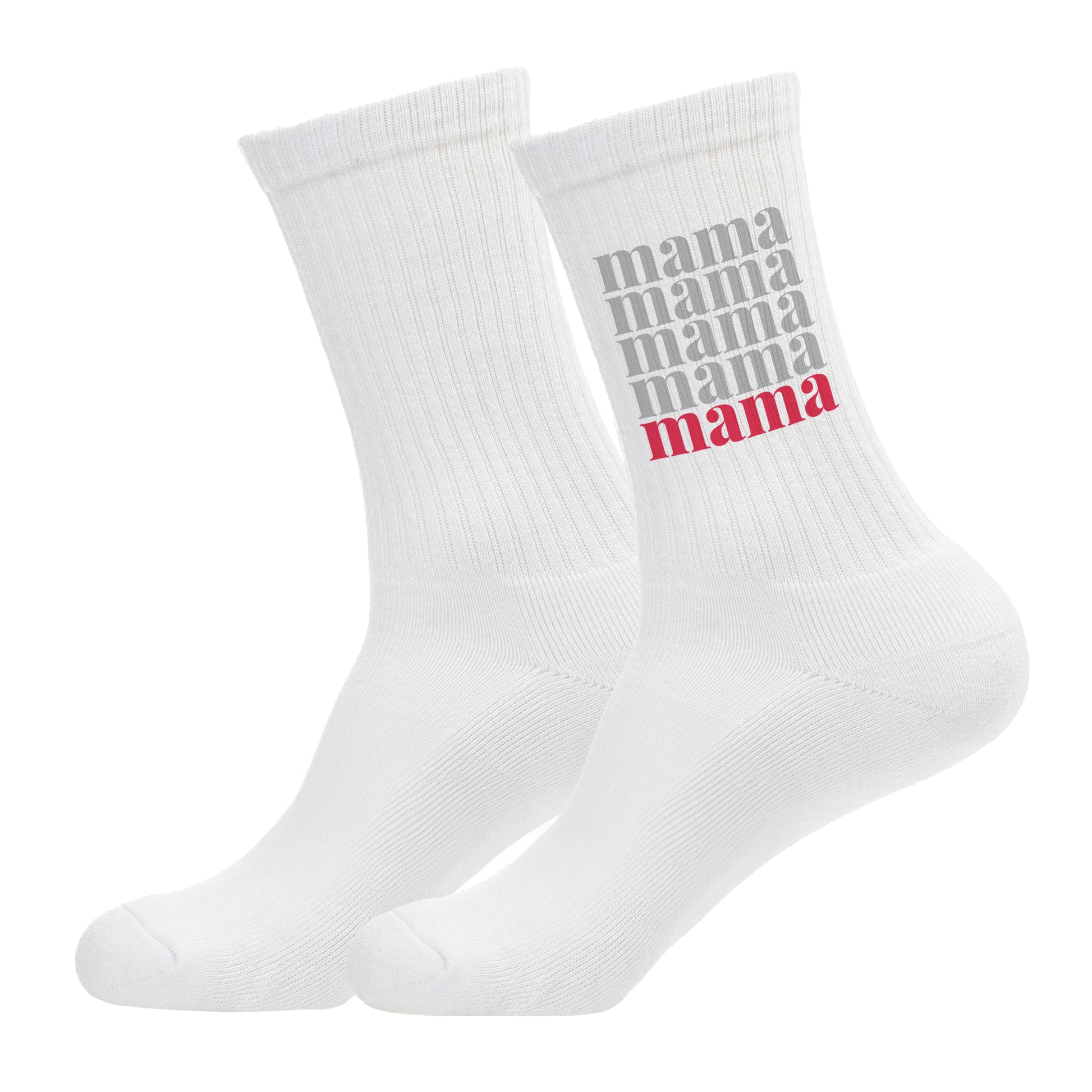 Paar weiße Socken mit Mama Motiv freigestellt auf hellem Hintergrund