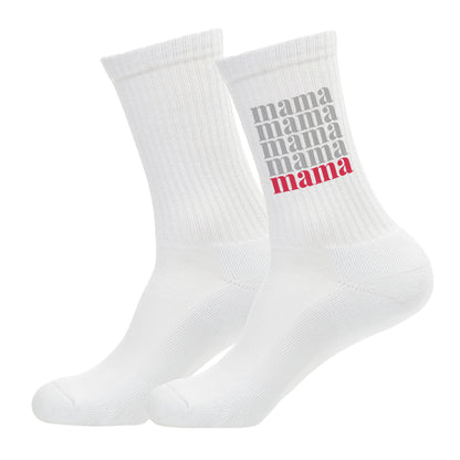 Paar weiße Socken mit Mama Motiv freigestellt auf hellem Hintergrund