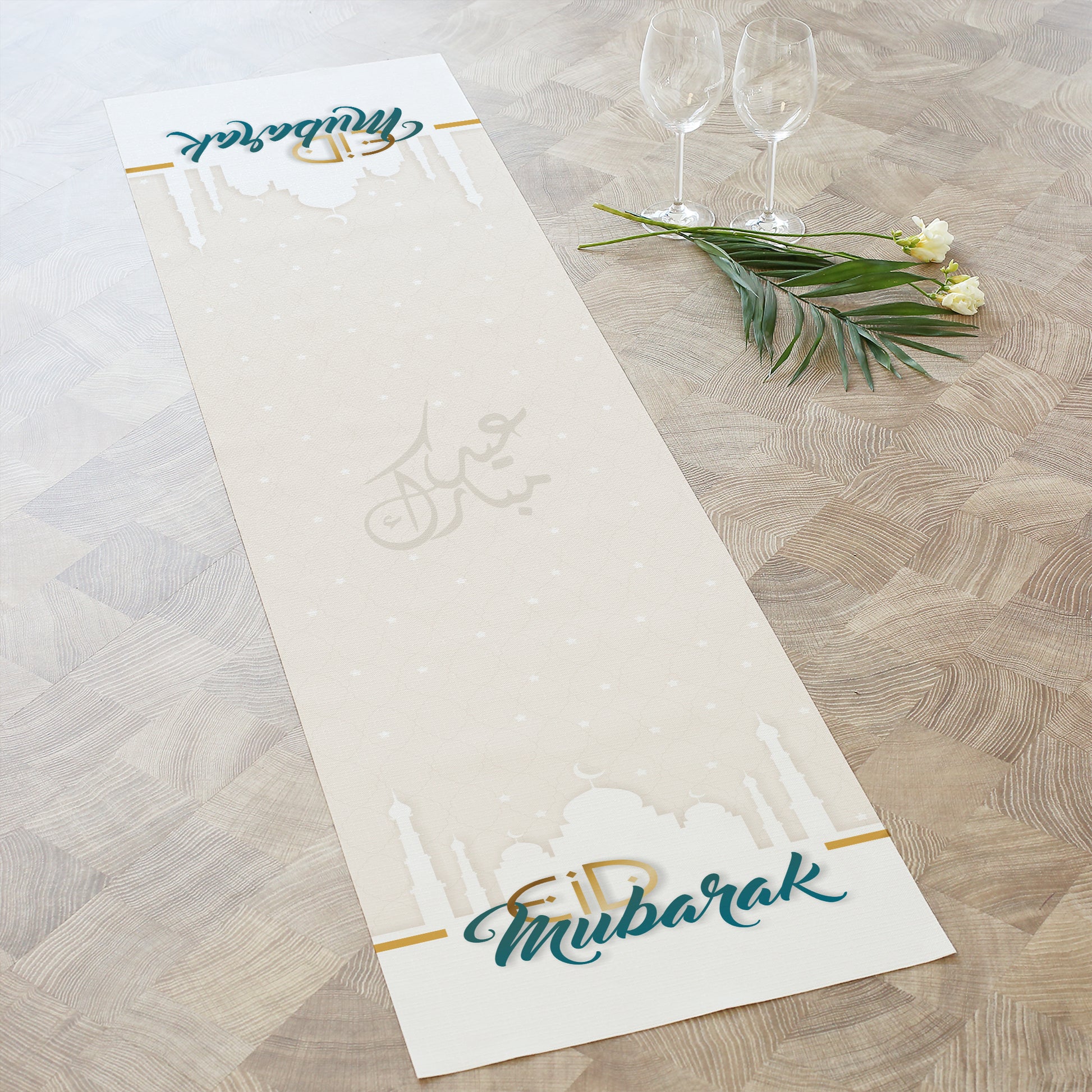 Eid Mubarak Tischläufer in Creme mit Moschee- und Mondmotiv auf Holztisch