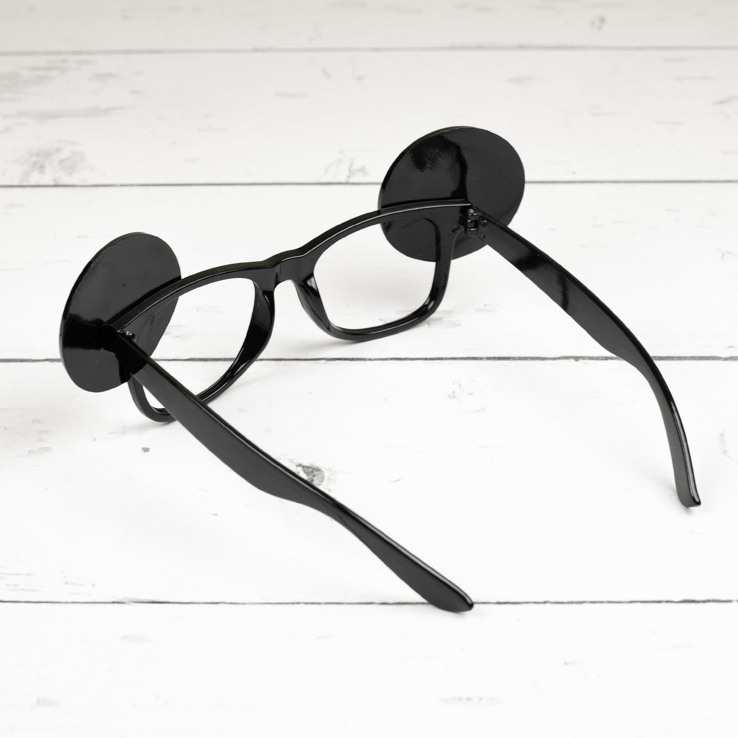 Rückansicht der Spaßbrille 60 im Verkehrszeichen-Look aus schwarzem Kunststoff