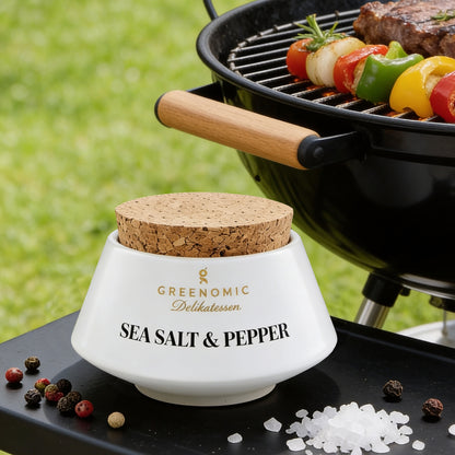 Greenomic Sea Salt & Pepper Gewürzmischung neben Holzkohlegrill mit Gemüse und Steak