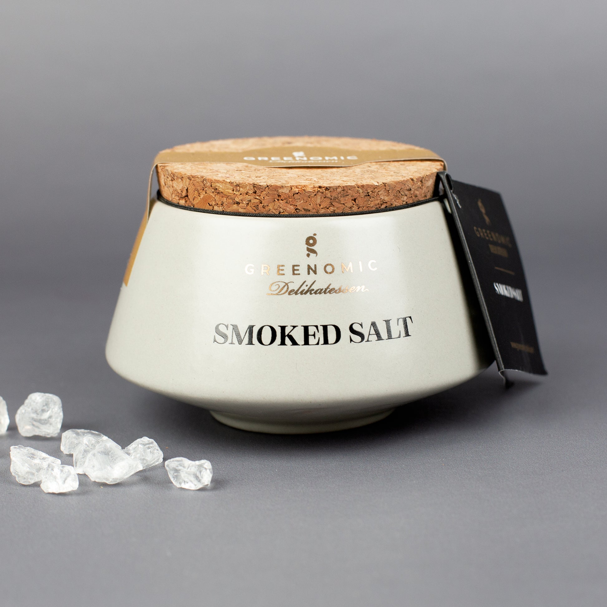 Smoked Salt Rauchsalz von Greenomic im Design-Tontopf mit Produktanhänger