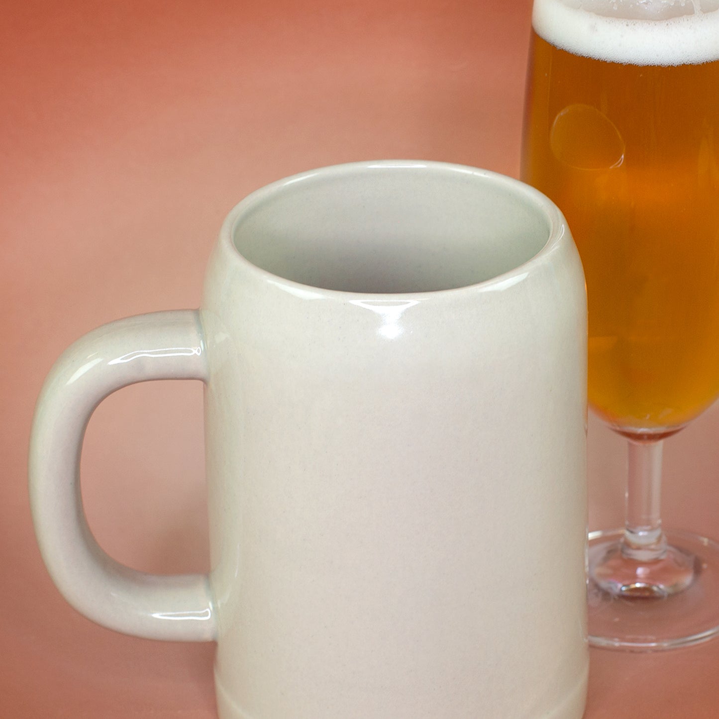 Detailansicht des Rand vom Keramik-Bierkrug mit „Super Papa“-Aufdruck