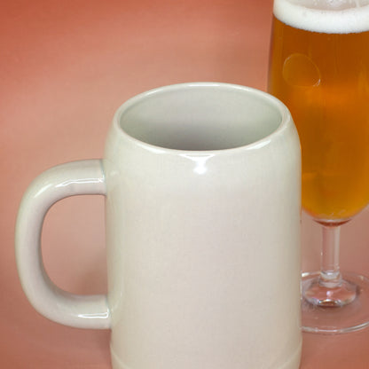 Detailansicht des Rand vom Keramik-Bierkrug mit „Super Papa“-Aufdruck