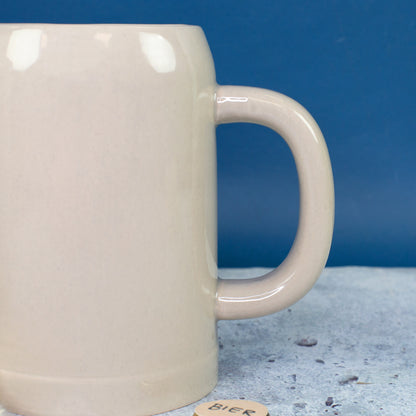 Detailansicht Henkel des Keramik-Bierkrug mit „Super Papa“-Aufdruck