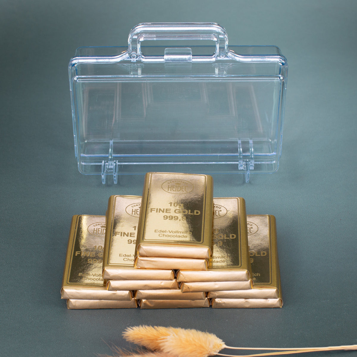 Gold Koffer mit herausgenommenen Schoko-Goldbarren als Geldgeschenk