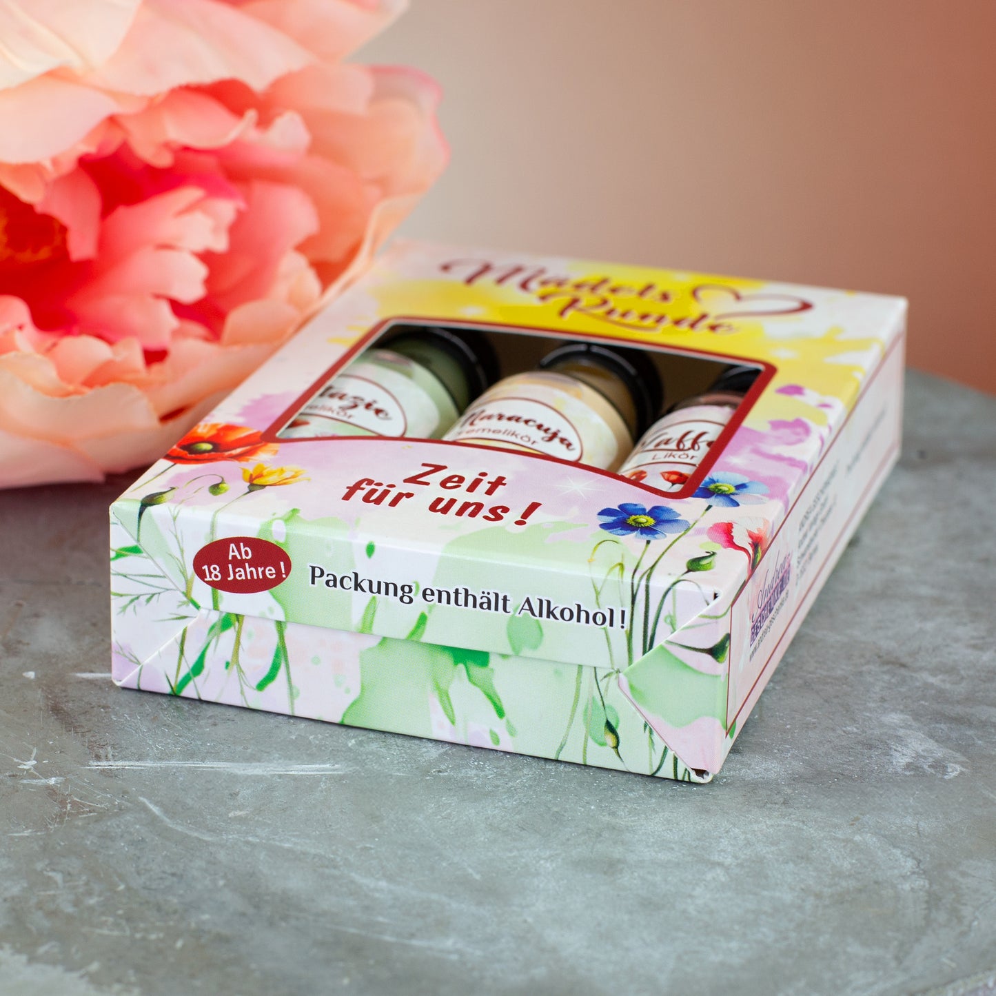 Likörbox „Mädelsrunde“ liegend mit Sichtfenster und Hinweis „Packung enthält Alkohol“