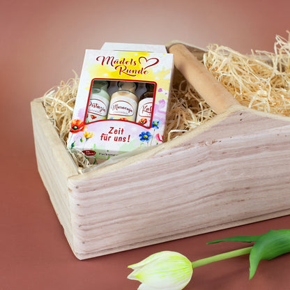 Geschenkset „Mädelsrunde“ als Mitbringsel in Holzkiste mit Ostergras und Tulpe
