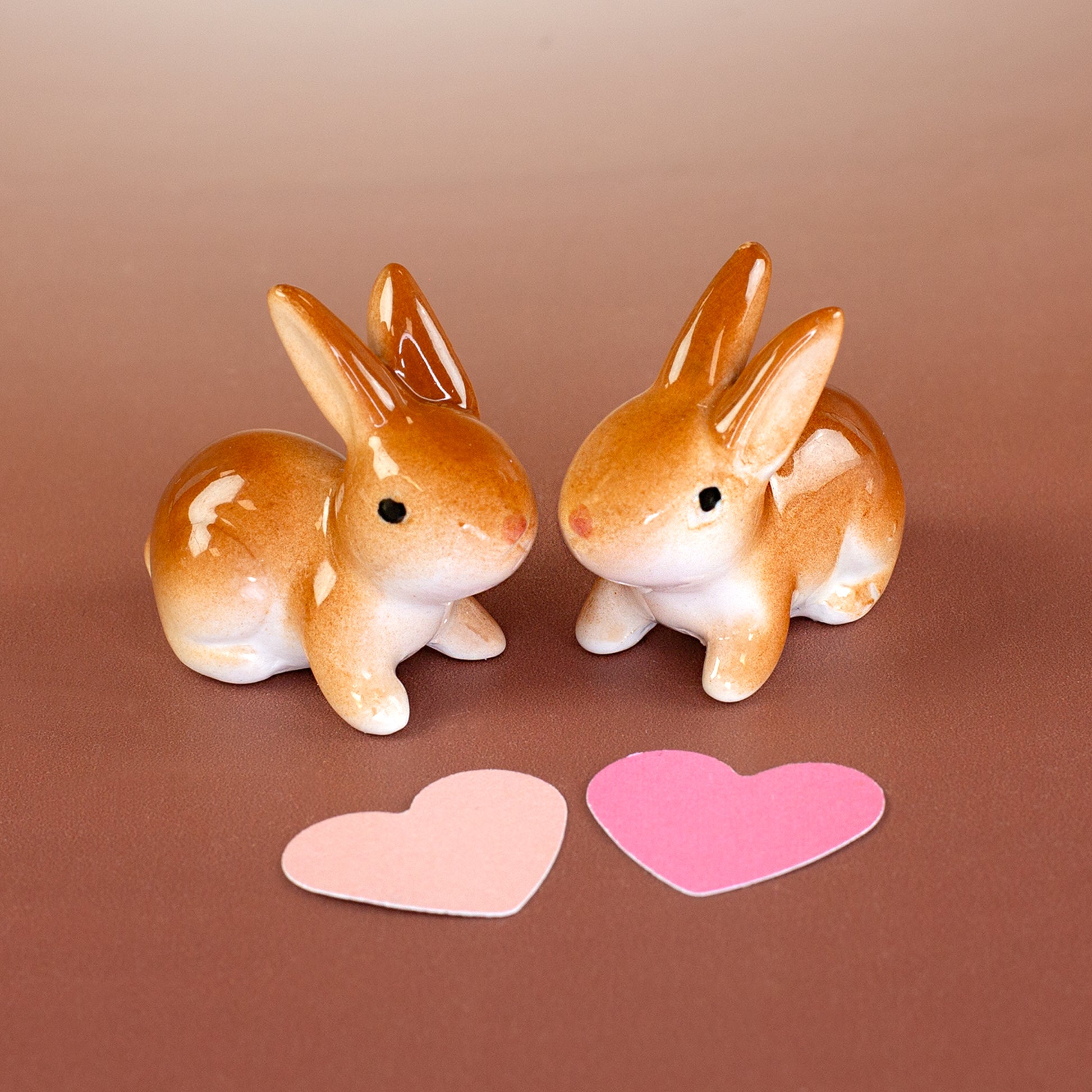 Mini Osterhase aus Keramik in Braun-Weiß – glänzende Oberfläche Detailansicht