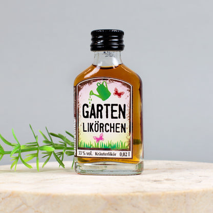 Garten Likörchen auf Holzplatte mit Deko-Grün, Vorderseite gut sichtbar