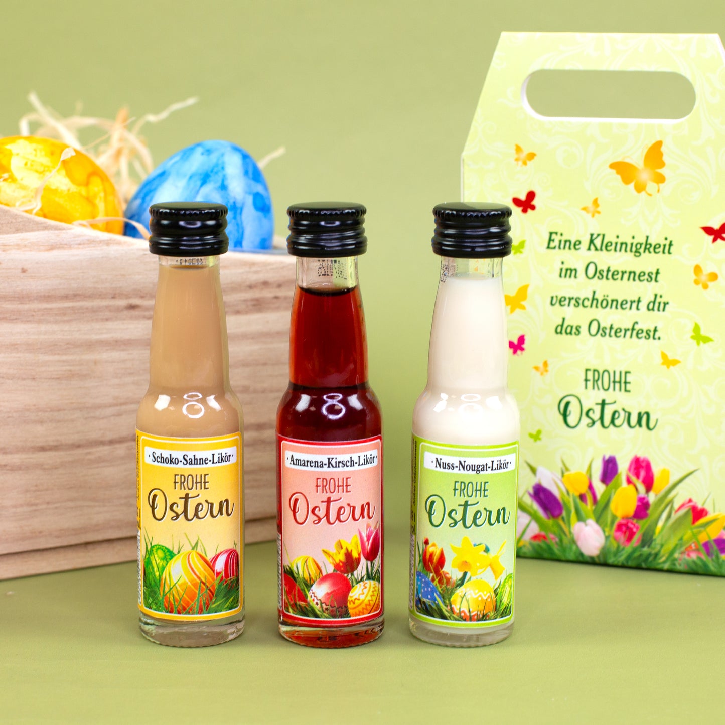 Oster Geschenkset mit drei Likör Miniaturen neben Osternest