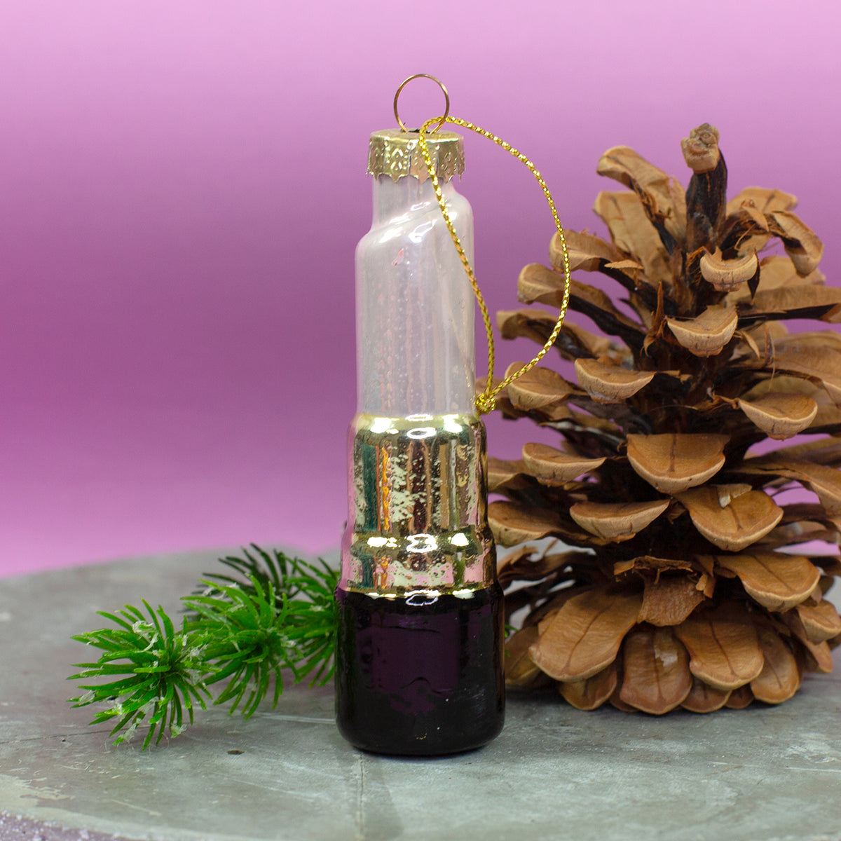 Lippenstift Weihnachtsanhänger aus Glas in Rosa, Gold und Dunkelviolett mit goldener Aufhängung