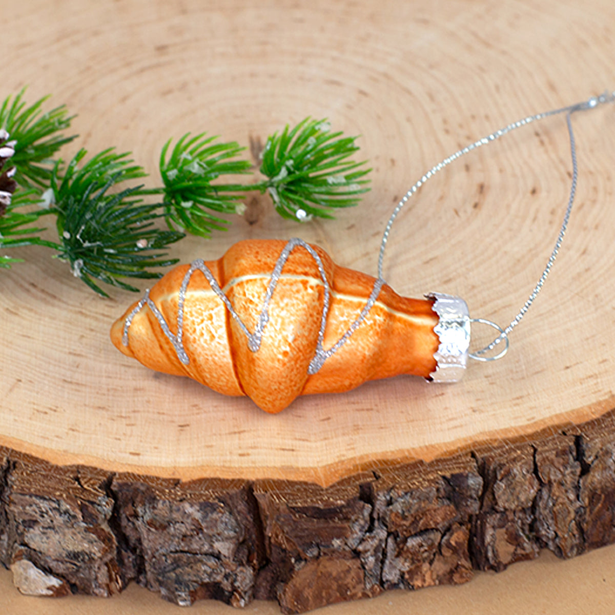Glas Christbaumschmuck in Croissant Form mit silberner Verzierung und Aufhängung