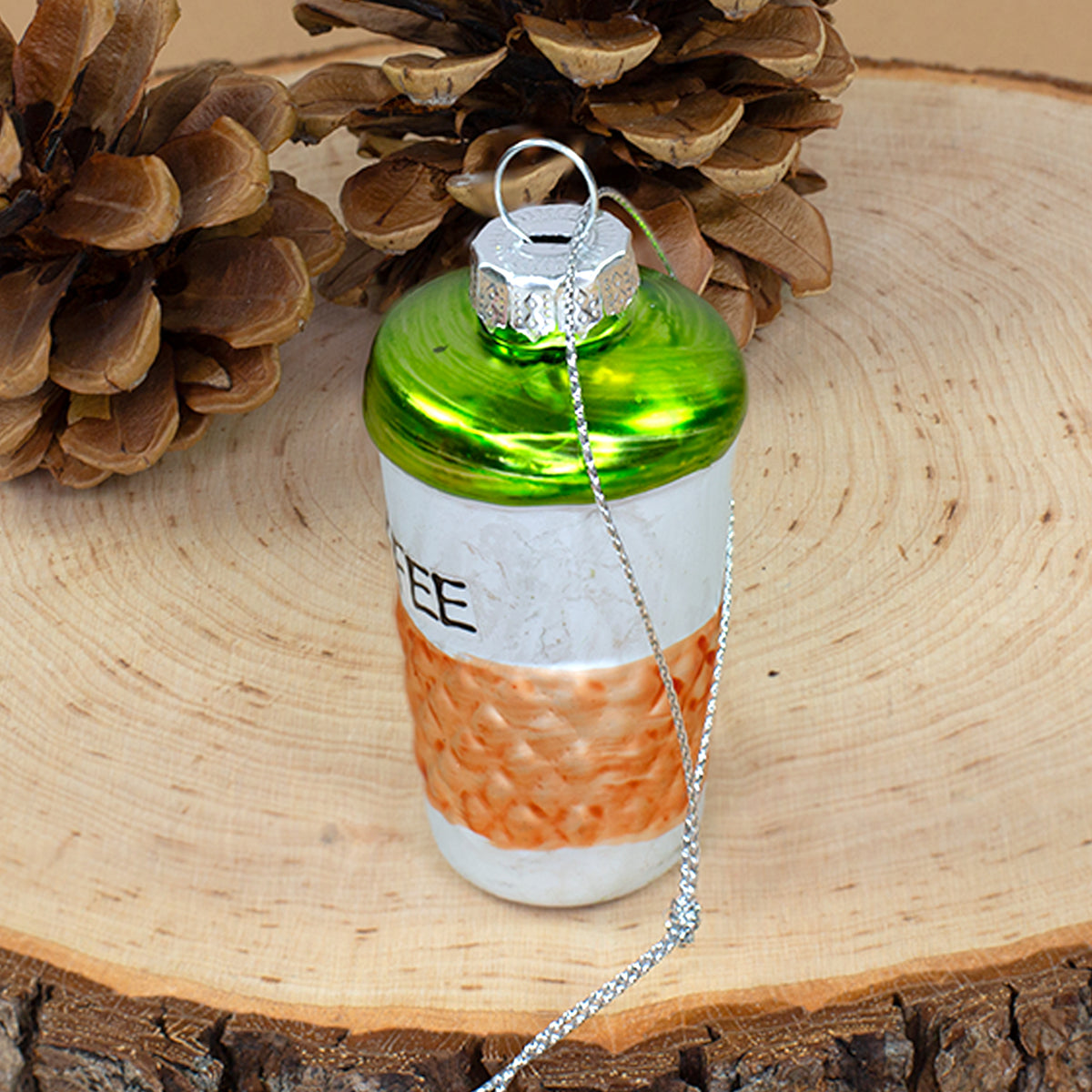 Coffee Becher Weihnachtsanhänger aus Glas mit grüner Oberseite und silberner Aufhängung