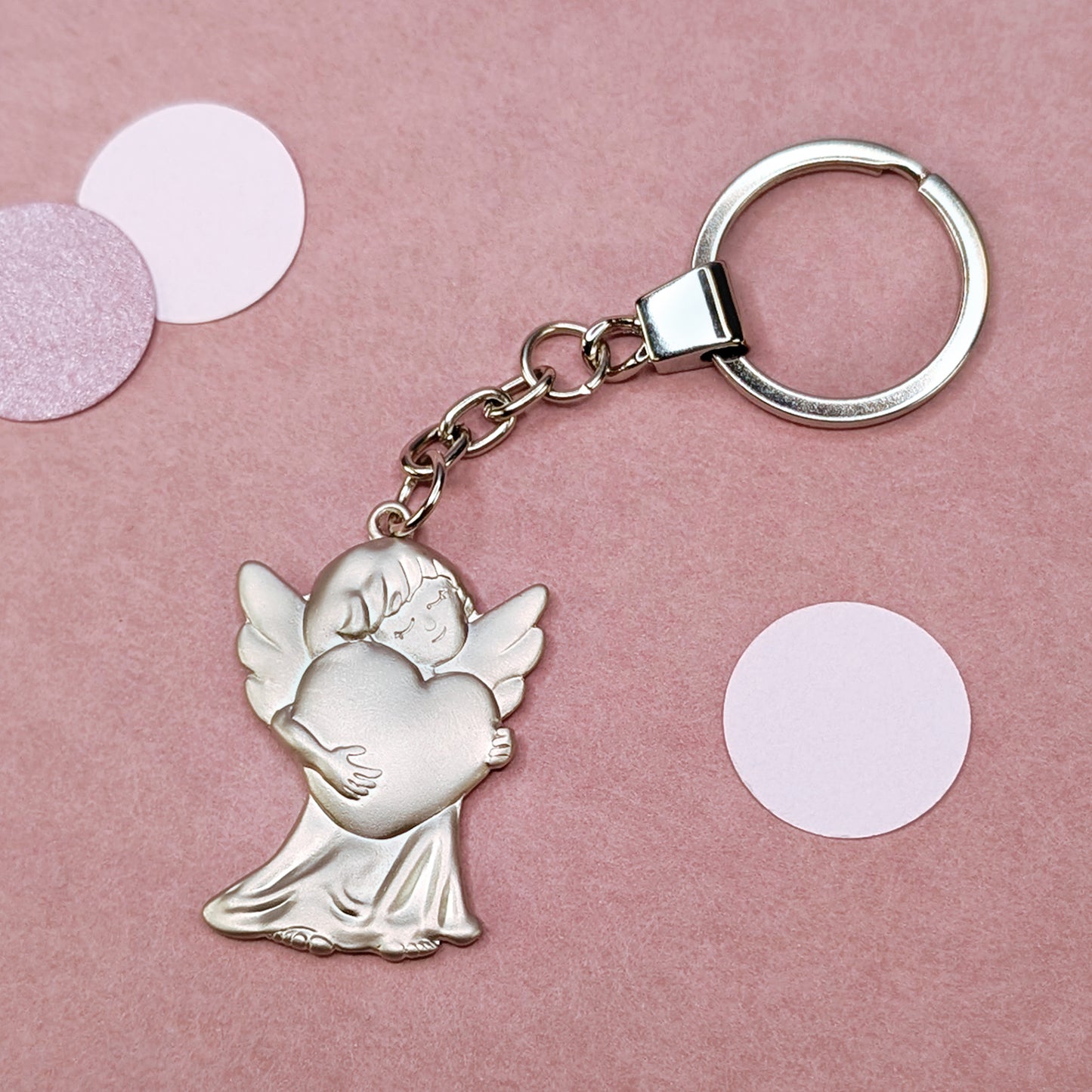 Nahaufnahme des Schlüsselanhängers mit feinen Details am Engel