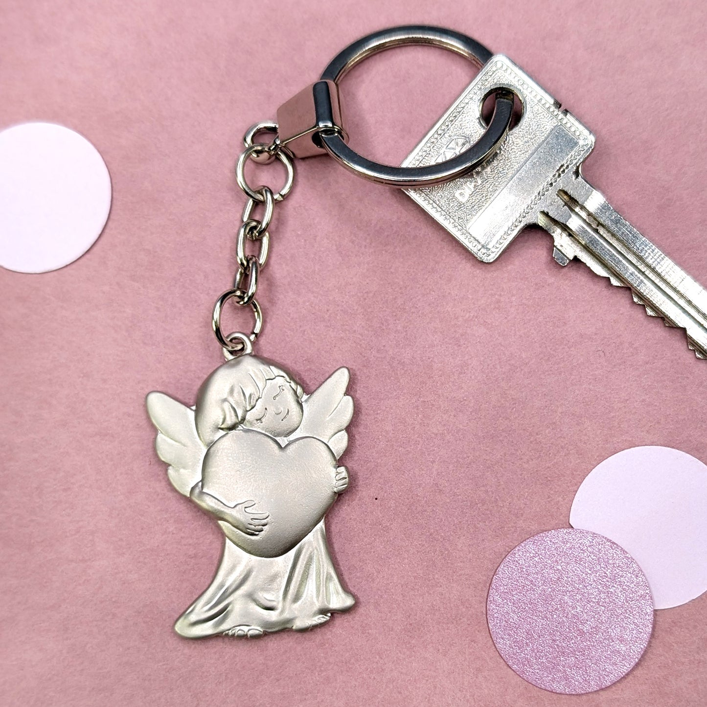 Glücksbringer-Anhänger an einem Schlüssel befestigt