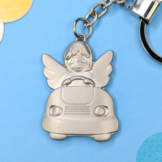 Detailaufnahme des Schutzengels im Auto – silberfarbenes Metall mit klaren Konturen