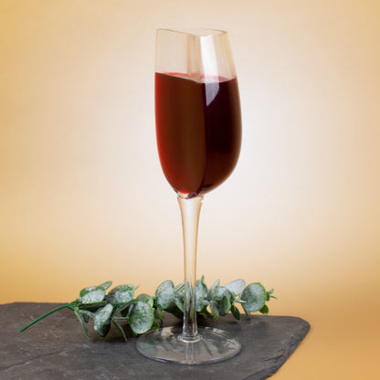 Lustiges Weinglas mit halbierter Form, klare Glasstruktur und stabiler Standfuß, dekorativ inszeniert