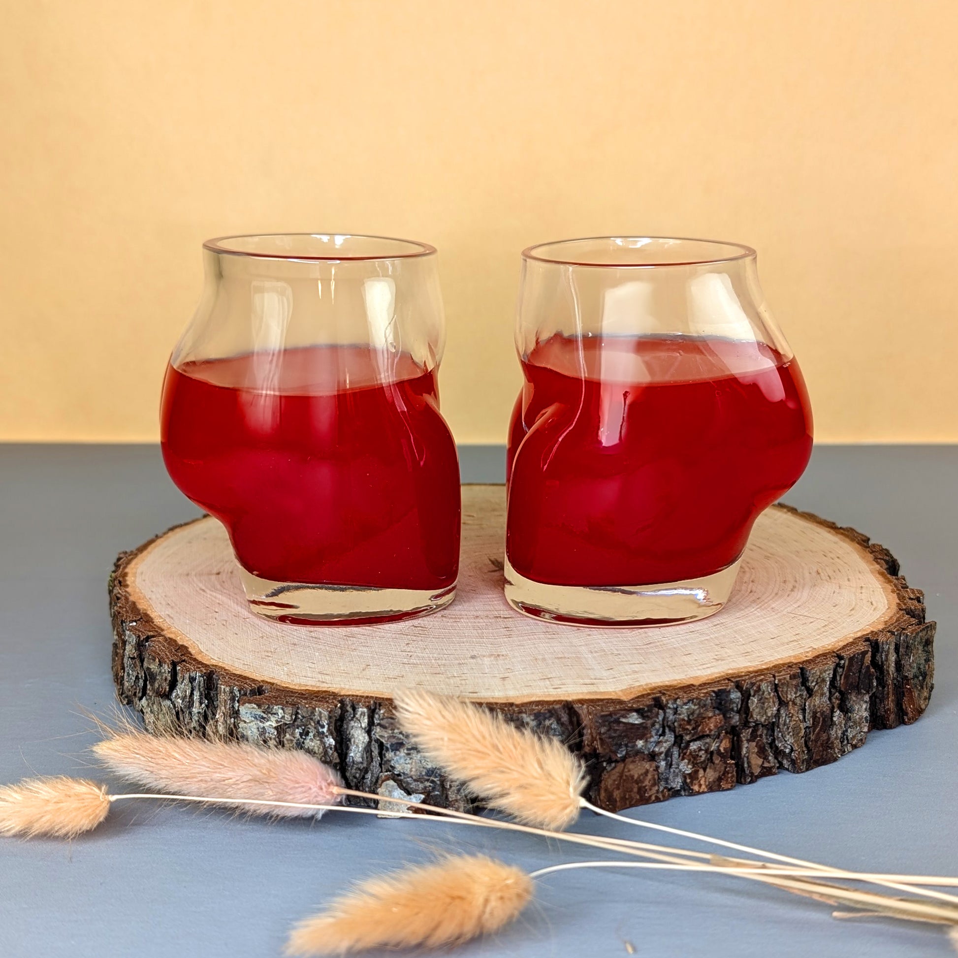 Seitenansicht der beiden vollen Gläser mit starkem Fokus auf die Form