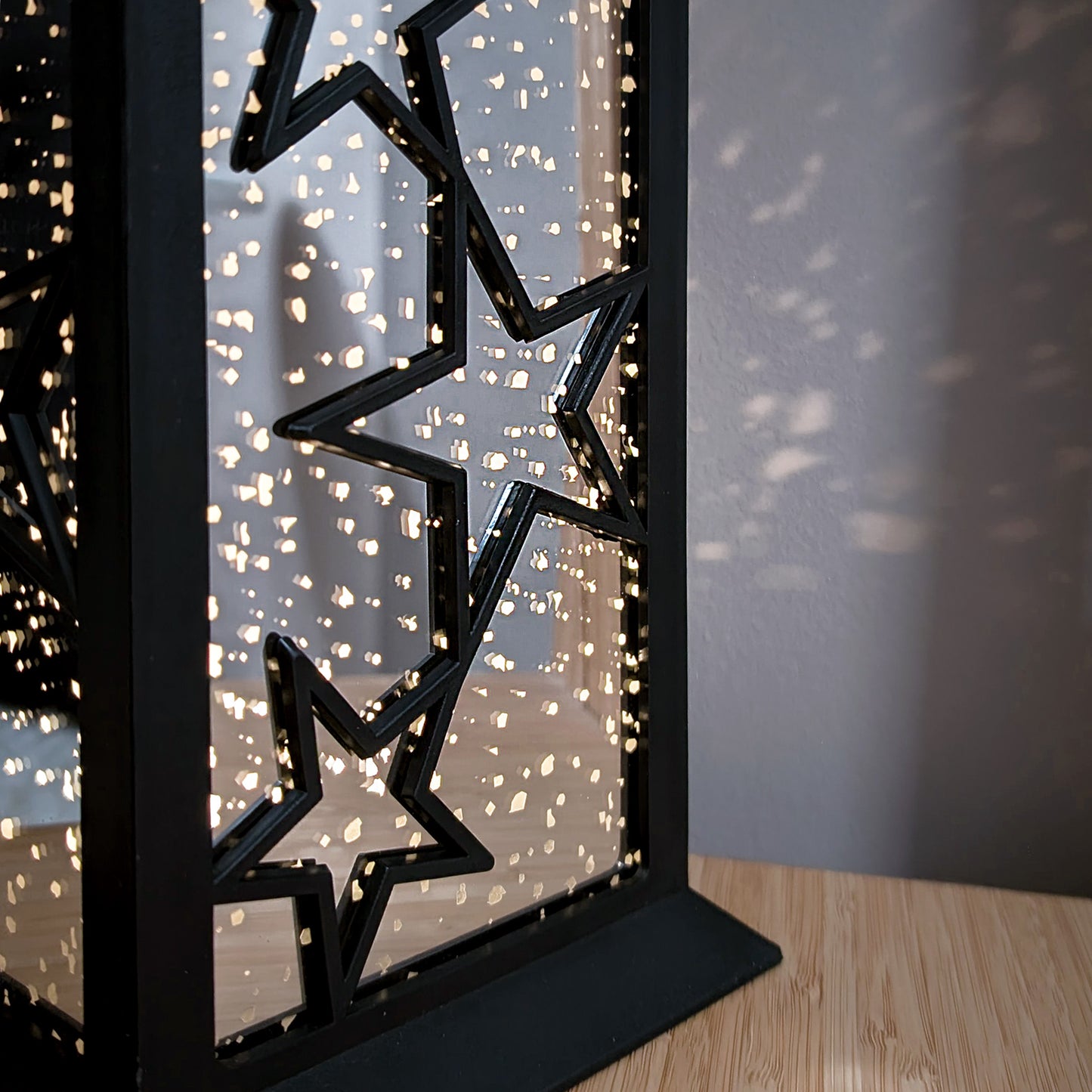 Nahaufnahme der Lichtreflexe und Sternenmuster der LED-Laterne