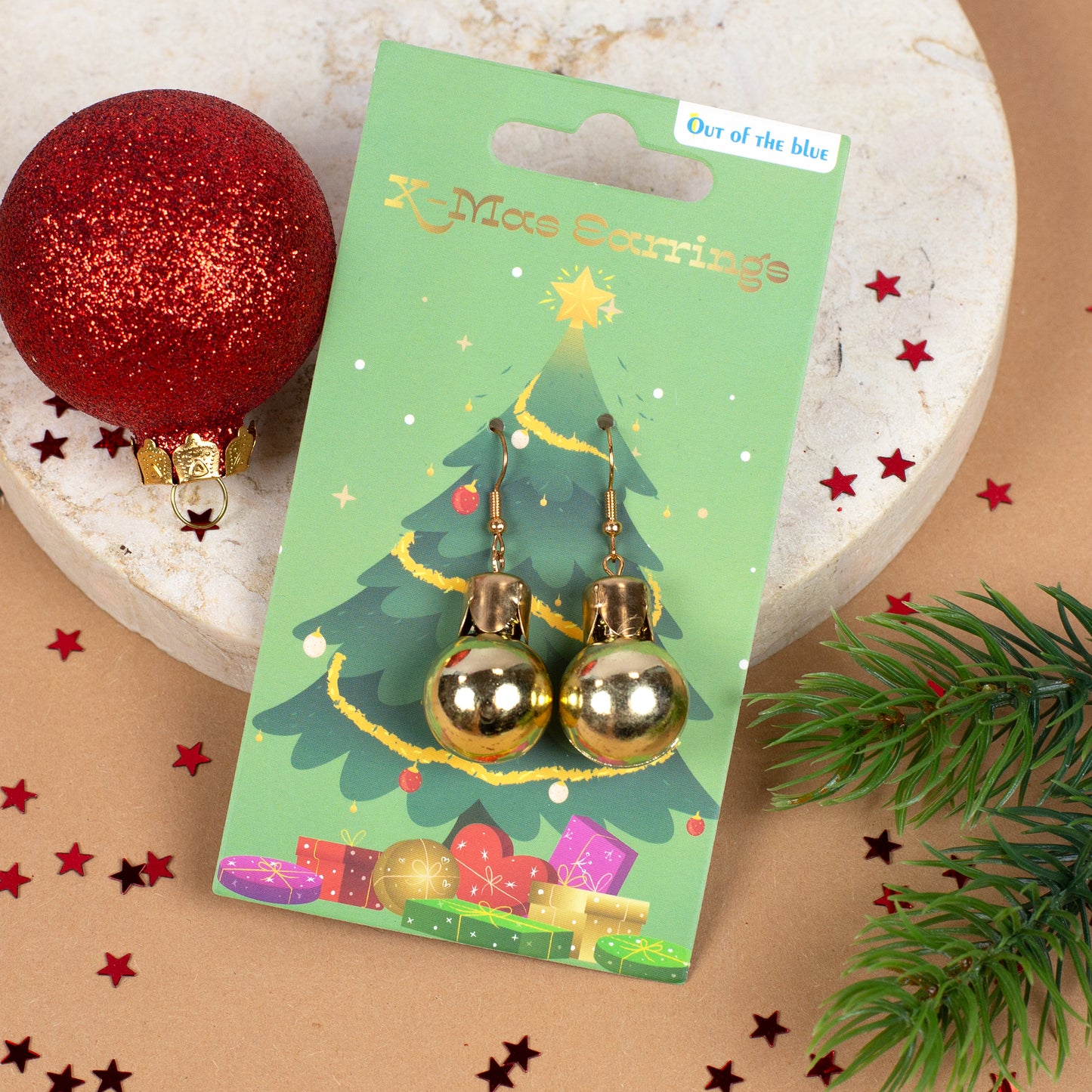 Goldene Weihnachtskugel-Ohrringe auf festlicher Geschenk-Karte mit Weihnachtsbaum
