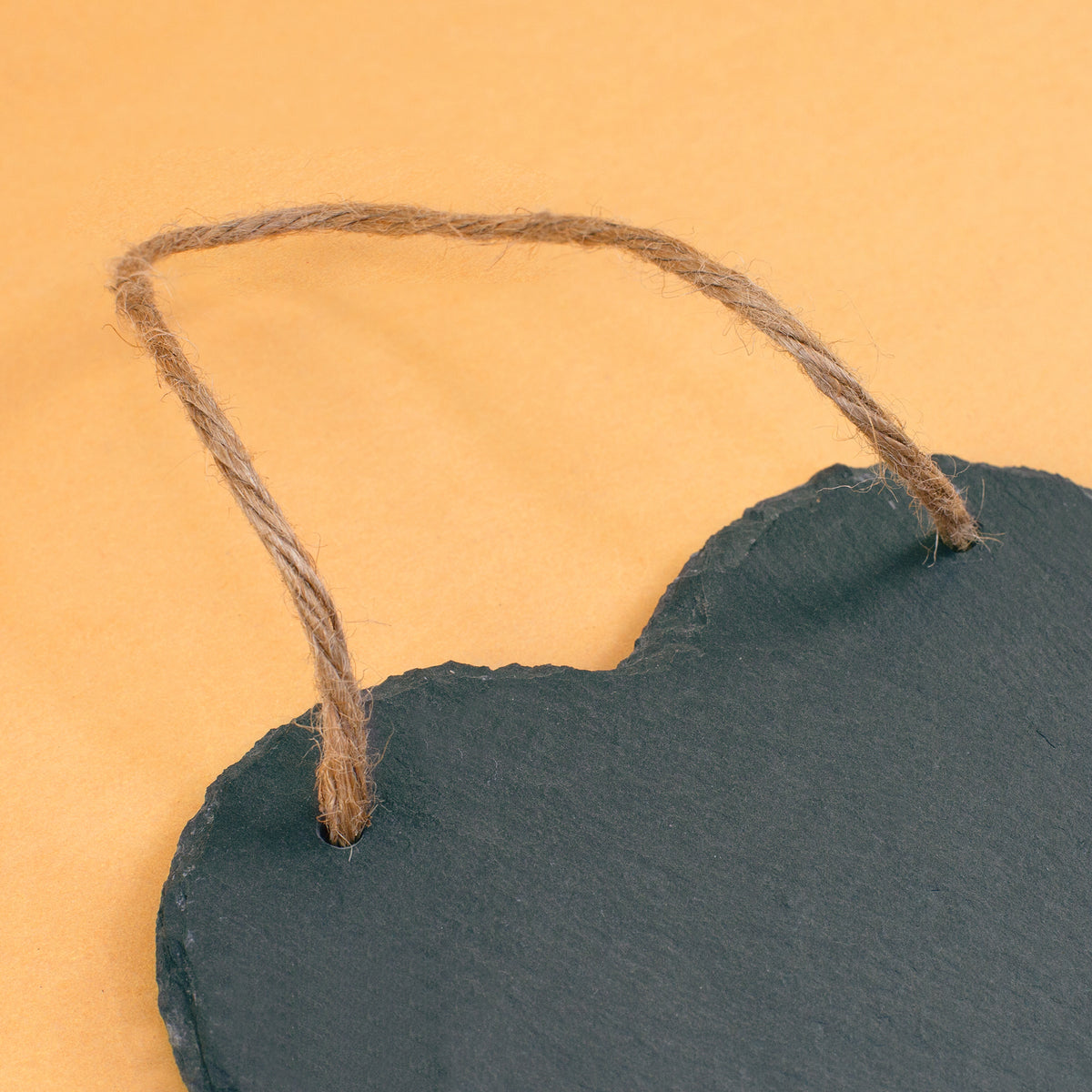 Detail des Jutebands zur Aufhängung am personalisierten Schieferherz