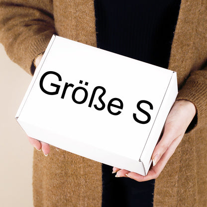 Weiße Geschenkbox Größe S in den Händen einer Person als Größenansicht für Geschenkverpackungen