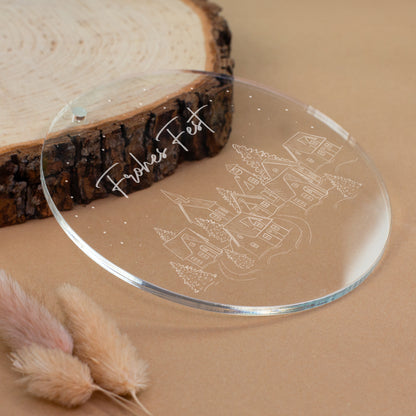 Runder Acryl Anhänger mit Wunschtext „Weihnachtszauber“, Winterdorf Motiv, Tannenzweigen und Zapfen