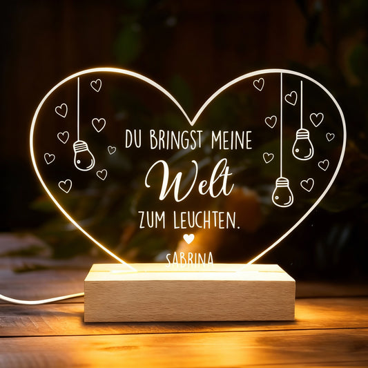 Leuchtende Acryl-LED-Lampe in Herzform mit warmweißem Licht, Liebesspruch und Name „Sabrina“ auf Holzsockel
