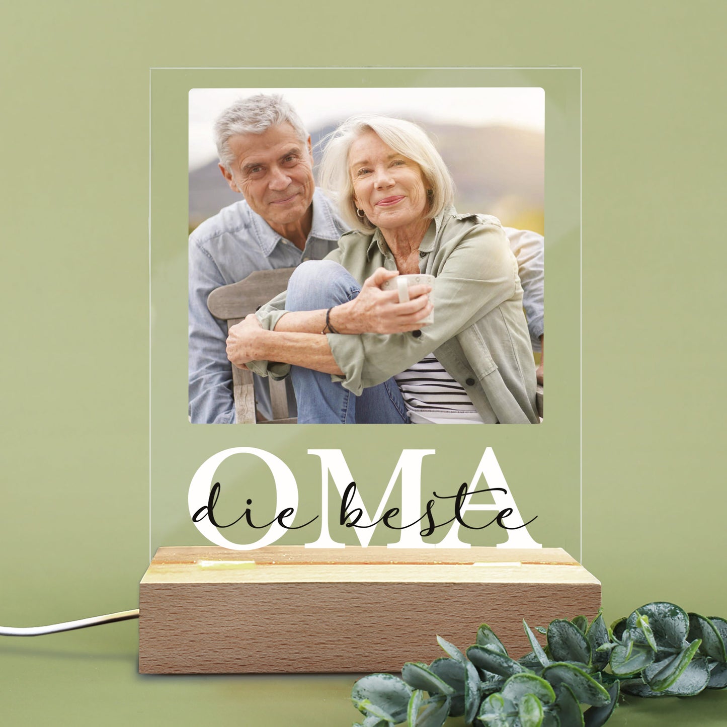 LED-Lampe im ausgeschalteten Zustand – Foto und Gravur auf der Platte gut sichtbar.