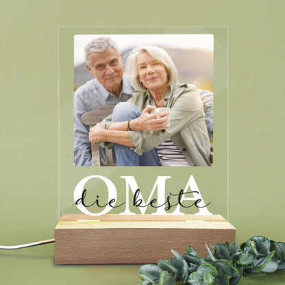 LED-Lampe im ausgeschalteten Zustand – Foto und Gravur auf der Platte gut sichtbar.