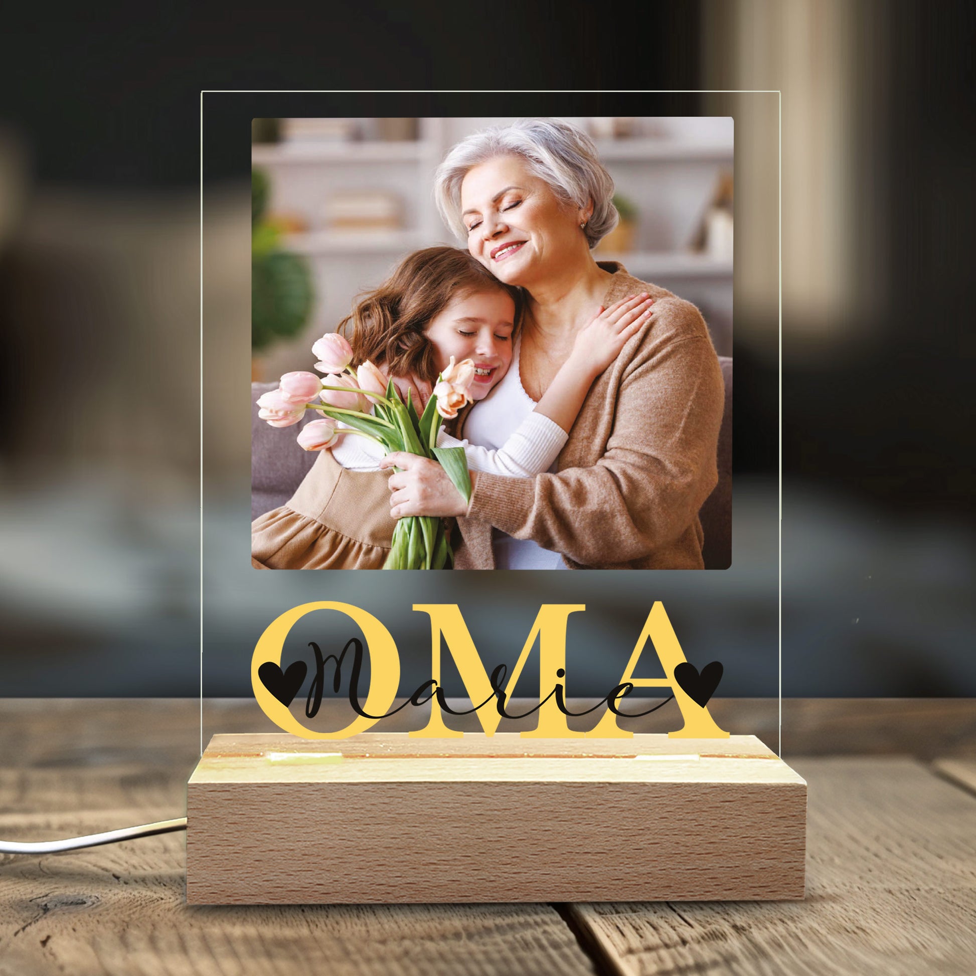 Die Lampe mit OMA-Motiv steht dekorativ auf einem Regal oder Tisch – stimmungsvolle Lichtatmosphäre.