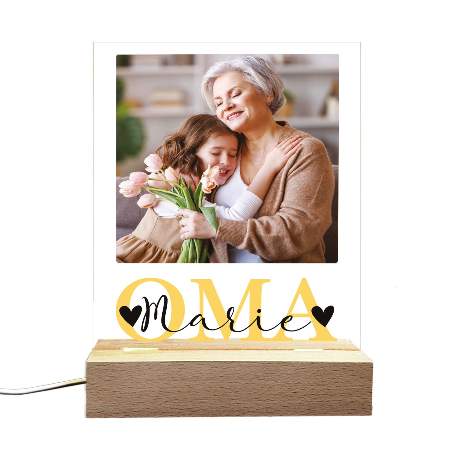 Personalisierte LED-Lampe mit „OMA“-Motiv und Holzsockel, freigestellt auf weißem Hintergrund.