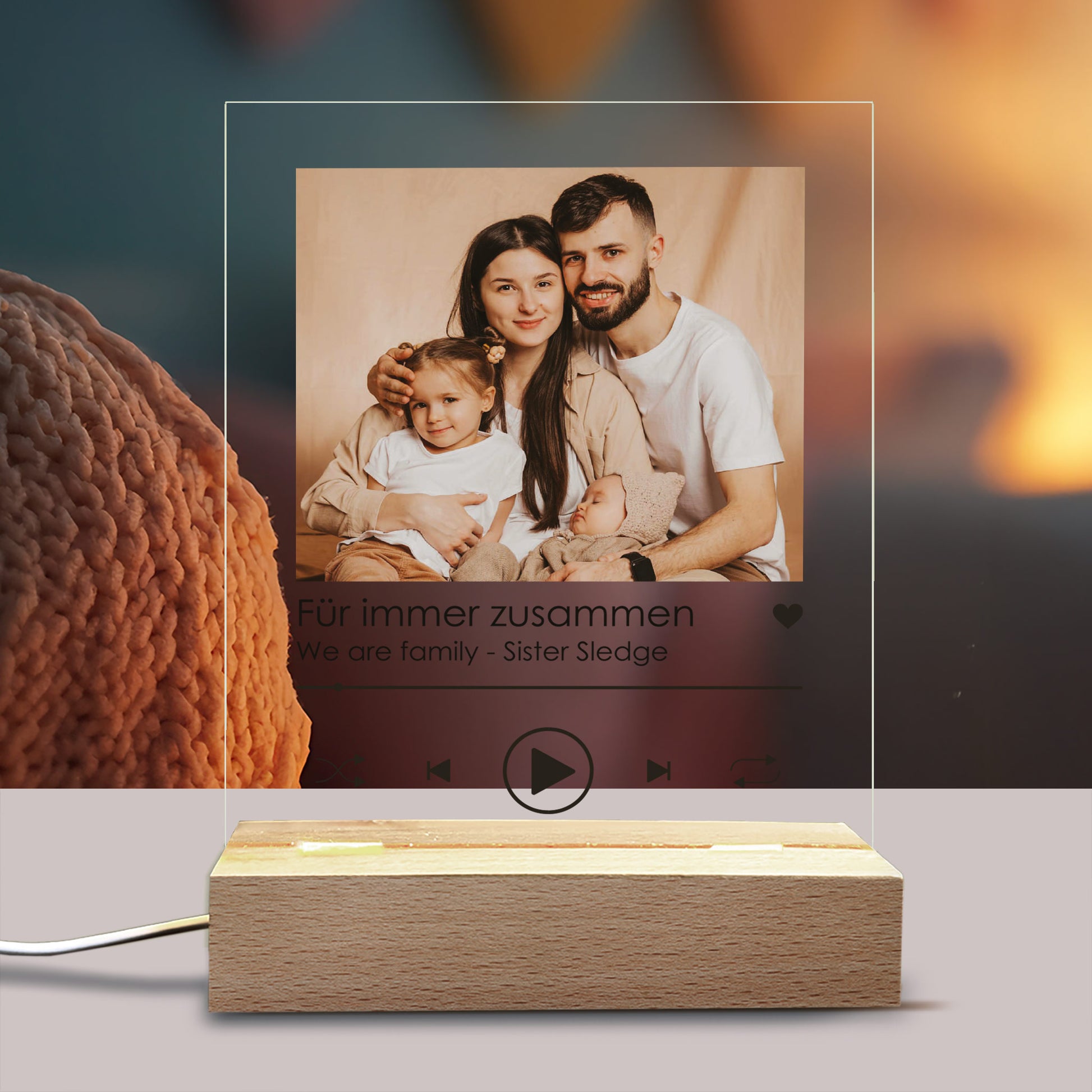 Nahaufnahme der Acrylplatte mit Play-Button-Optik, Wunschtext und persönlichem Foto im Musik-Design.