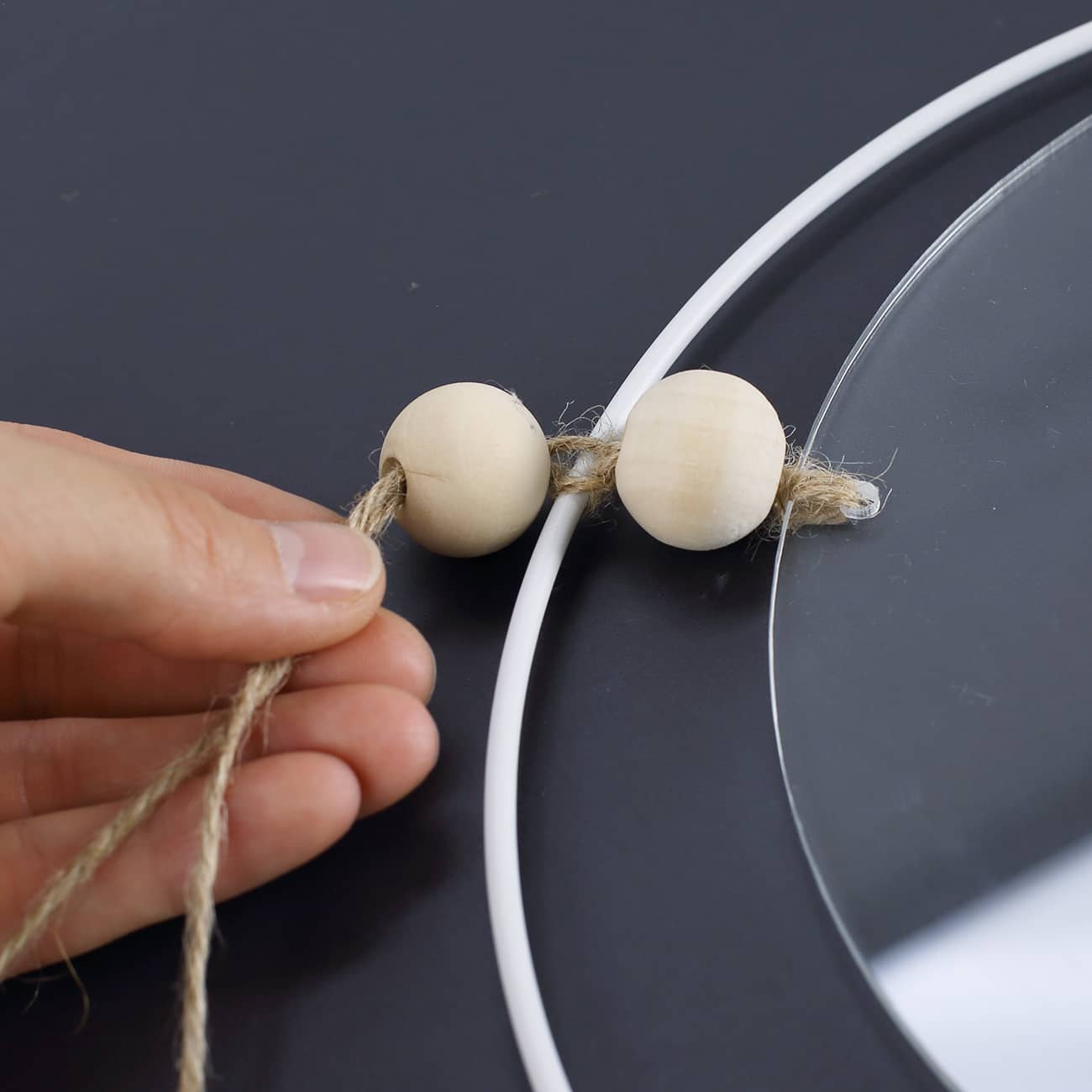 Mit Juteband & dekorativen Holzperlen