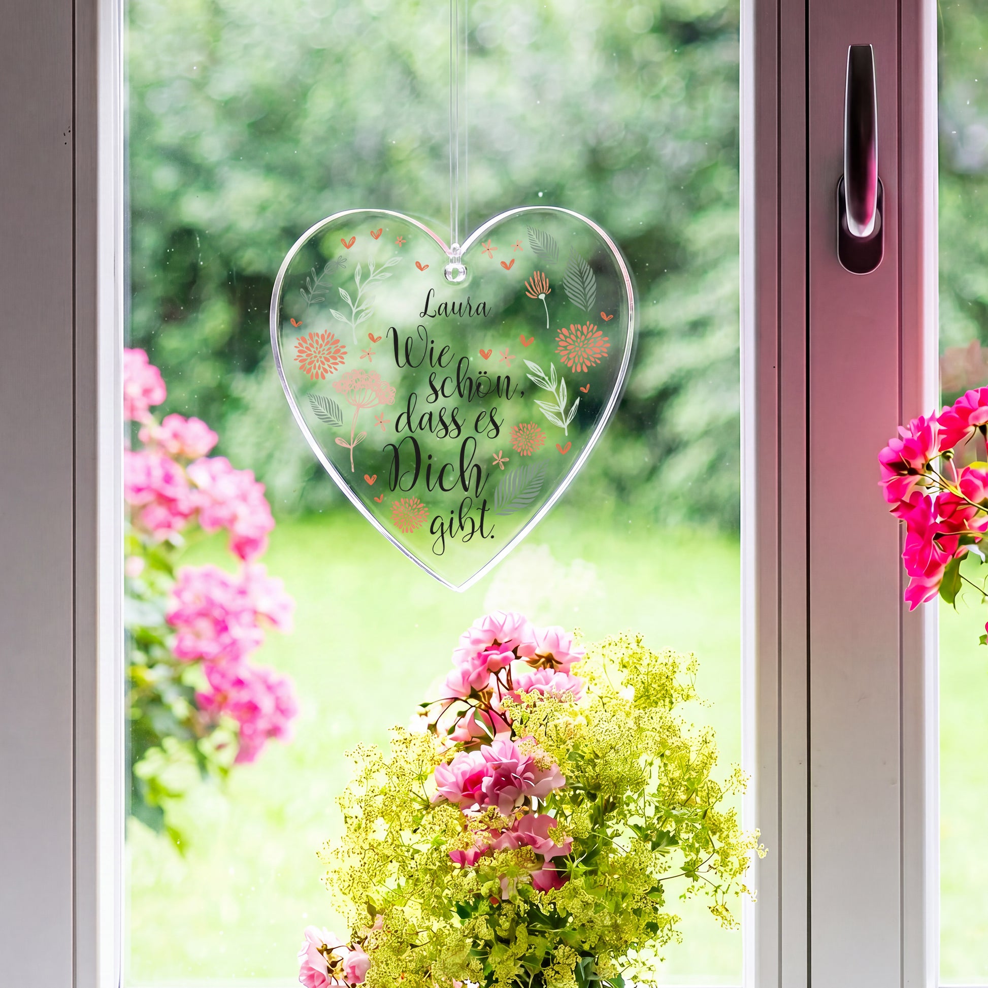 Acryl Herz Deko Anhänger mit Name Laura als Fensterdeko mit floralem Motiv