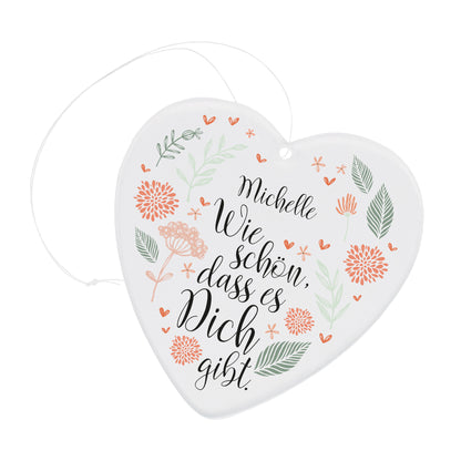 Freigestellter Acryl Herz Anhänger mit Name Michelle und Blumenmotiv auf weißem Hintergrund