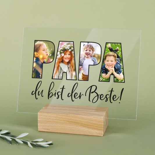 Dekoratives Acrylbild „PAPA du bist der Beste!“ mit drei Fotos und Holzsockel auf grünem Hintergrund