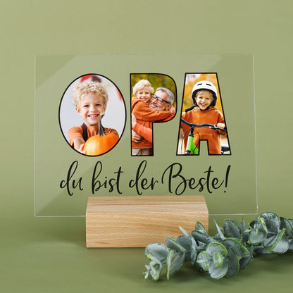 Acrylbild „OPA“ mit drei personalisierten Fotos und Holzsockel, dekorativ auf grünem Hintergrund